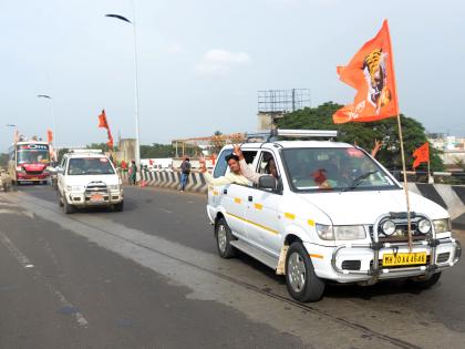 Lakhs leave for Mumbai from Nashik | लाखो मराठा नाशिकहून मुंबईकडे रवाना