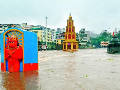 Increase in Godavari level due to continuous flow | संततधारेमुळे गोदावरीच्या पातळीत वाढ