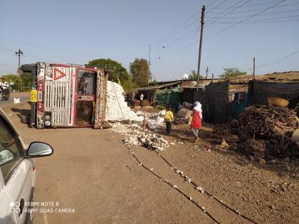  A truck full of cotton overturned in Pimpalgaon | पिंपळगावी कापसाने भरलेला ट्रक उलटला