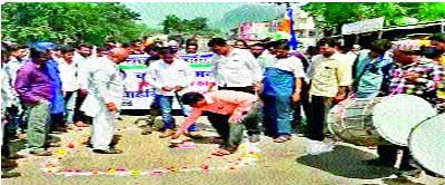 Cut out the potholes in the road, birthday | रस्त्यातील खड्डयांचा केक कापून वाढदिवस