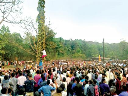 Sindhudurg: In the presence of devotees, Kunkeri Hudotsav enthusiasm, stone picking game | सिंधुदुर्ग : भाविकांच्या उपस्थितीत कुणकेरी हुडोत्सव उत्साहात, पाथर उचलण्याचे खेळ