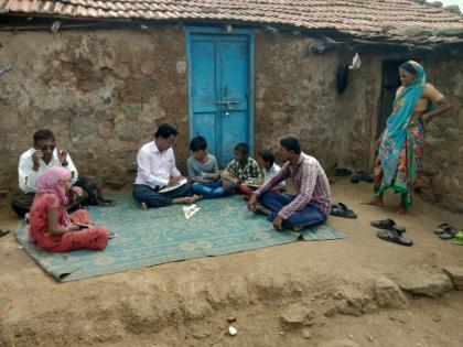 Teachers 'footsteps, tribal students' doors | शिक्षकांची पायीवारी,आदिवासी विद्यार्थ्यांच्या दारी