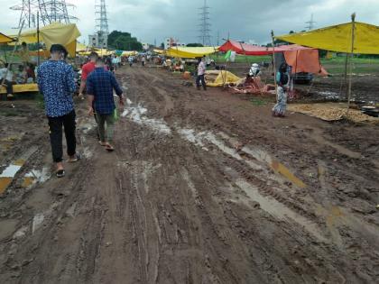 Swamp due to mud in Sinnar vegetable market | सिन्नरच्या भाजीबाजारात चिखलामुळे दलदल