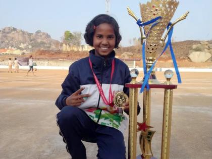  Nisha Vaishal holds gold in the National Kho-Kho Championship |  निशा वैजल हिला राष्ट्रीय खो-खो स्पर्धेत सुवर्ण