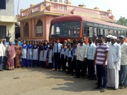 Satara: Villagers stopped the two STs from time to time, protest against the administration of the corporation | सातारा : वेळूत ग्रामस्थांनी दोन एसटी रोखल्या, महामंडळाच्या कारभाराचा निषेध