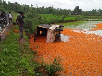  A jeep filled with marigold flowers, accident | झेंडूच्या फुलांनी भरलेली जीप पलटून अपघात