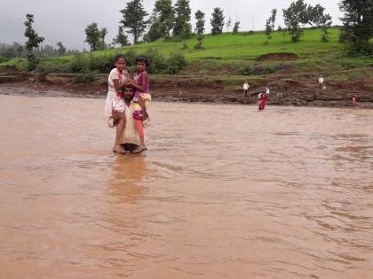  Stay in danger of life and travel | जीव धोक्यात घालून प्रवास