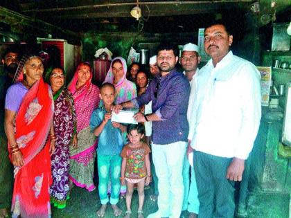 Teacher run to help the family members of the deceased colleagues | मृत्यू झालेल्या सहकाऱ्याच्या कुटुंबीयांच्या मदतीला धावले शिक्षक