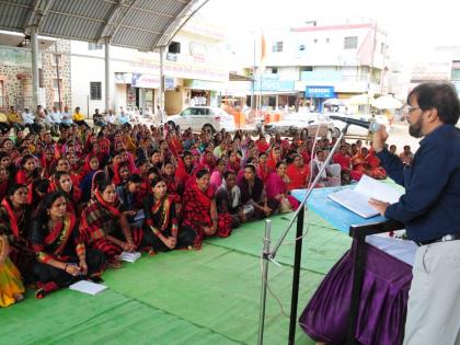 Women got to know about the law in Umraane | उमराणे येथे शिबीरात महिलांनी जाणुन घेतली कायदेविषयक माहीती