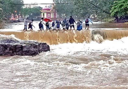 Life-threatening journey of students | विद्यार्थ्यांचा जीवघेणा प्रवास