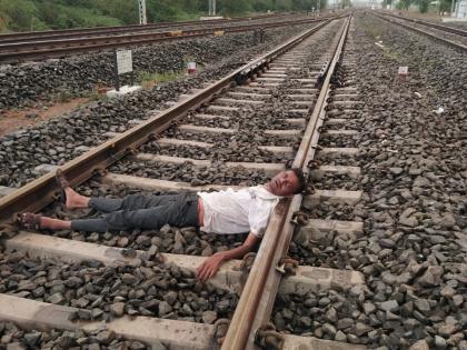 The ‘their’ promptness saved the life of the young man trapped on the rails | रुळावर झाेपलेल्या तरूणाचे ‘त्यांच्या’ तत्परतेने वाचले प्राण