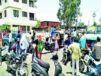 Obstacles in the stack have prevented traffic from the residents | गोठ्यांमधील मलमूत्र रस्त्यावर रहिवाशांनी रोखली वाहतूक