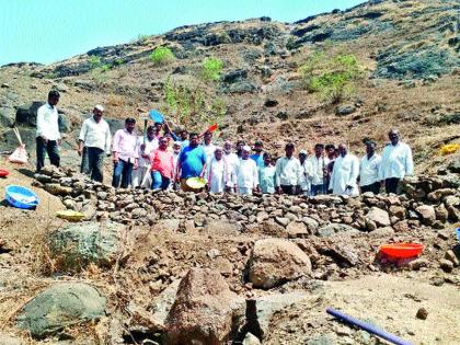 Water Cup Competition started Chandwad: Shamadanane rajderwadi stone wall | वॉटर कप स्पर्धेचा प्रारंभ चांदवड : श्रमदानाने राजदेरवाडीला दगडी बांध