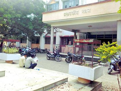  Administrative building portion parrkingace | प्रशासकीय इमारतीत पार्र्कींगचे वाभाडे