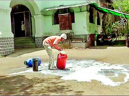  An aggrieved farmer poured it out of the district milk | संतप्त शेतकऱ्याने ओतले जिल्हाकचेरीपुढे दूध