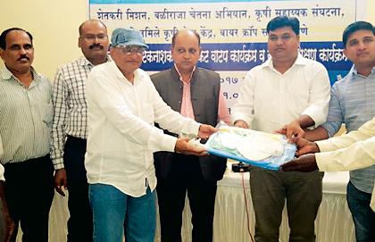 Distribution of insecticidal safety kits to farmers | शेतकºयांना कीटकनाशक सुरक्षा किटचे वाटप Distribution of insecticidal safety kits to farmers | शेतकºयांना कीटकनाशक सुरक्षा किटचे वाटप