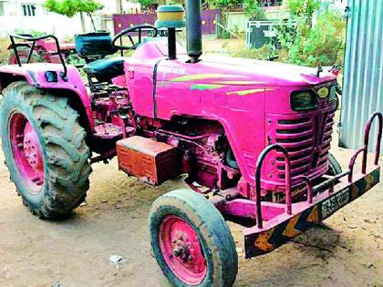 Tractor of agricultural use on the road to the white road | कृषी उपयोगाचे ट्रॅक्टर पांढरकवडाच्या रस्त्यावर