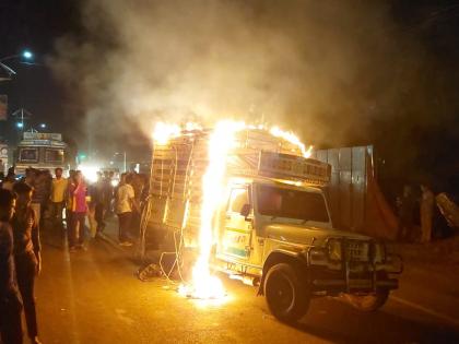 A vehicle full of beef was set on fire in Yeola | येवल्यात गोमांस भरलेले वाहन पेटवले