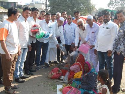  Sweaters allocated to the poor at Yeola | येवला येथे गोरगरिबांना स्वेटरचे वाटप