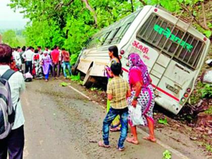 Umkhed private bus accident near Arni | उमरखेडच्या खासगी बसला आर्णीजवळ अपघात