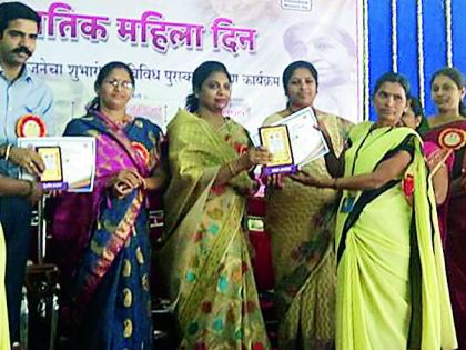 Zilla Parishad honors women | जिल्हा परिषदेतर्फे महिलांचा सन्मान