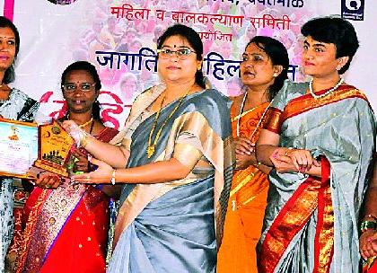 Municipal council honors talented women | नगरपरिषदेने केला कर्तृत्ववान महिलांचा सत्कार