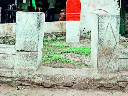 Martyr memorial | शहीद स्मारक अडगळीत