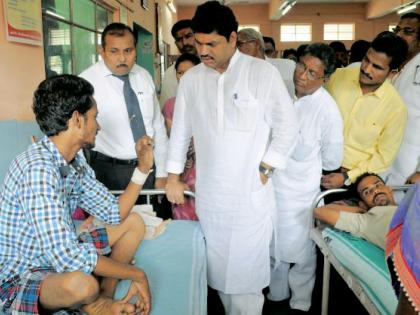National aid to poisoned people: Plaintiffs' help | विषबाधितांंना राष्टÑवादीची मदत National aid to poisoned people: Plaintiffs' help | विषबाधितांंना राष्टÑवादीची मदत