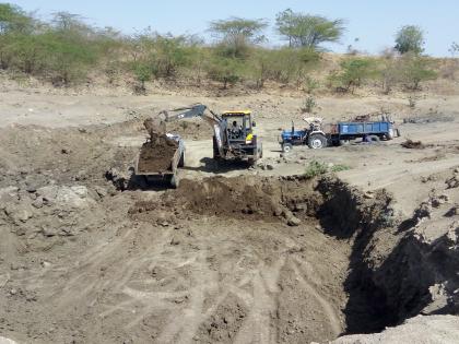 Start of removing slurry in feud pada percolation pond | झगडेपाडा पाझर तलावातील गाळ काढण्यास प्रारंभ