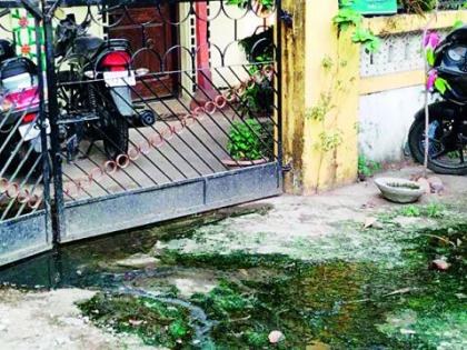 Sewer dirt directly into the door; No one paid attention to the 25 year old gutter line | गटारीची घाण थेट दारात; २५ वर्षे जुन्या गटार लाईनकडे कुणीच लक्ष देईना