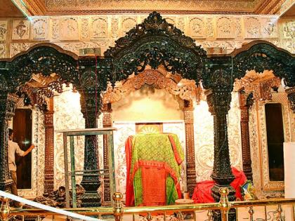 The temple of Mahalaxmi is shining by gold and silver of Nagpur district | नागपूर जिल्ह्यातील महालक्ष्मी जगदंबेचा गाभारा सोन्याचांदीने मढवला