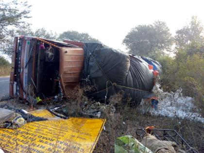 Cotton truck recedes from Gadchandur in Chandrapur district; Driver injured | चंद्रपूर जिल्ह्यातल्या गडचांदूरनजिक कापसाचा ट्रक उलटला; चालक जखमी