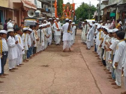 Avoid, a procession going to Mardunga's alarm | टाळ, मृदुंगाच्या गजरात निघाली मिरवणूक