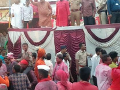 Flowers on the procession of Ganesh Mandal | गणेश मंडळाच्या मिरवणुकीवर पुष्पवृष्टी 