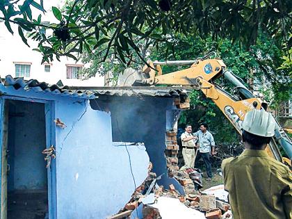 Bulldozer on encroachment of 92 years | ९२ वर्षांपासूनच्या अतिक्रमणावर बुलडोझर