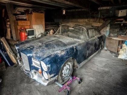 Man finds super rare vintage car in garage closed from 50 years | 50 वर्षापासून गॅरेजमध्ये धूळ खात पडली होती मौल्यवान वस्तू, शटर उचलताच बदललं त्याचं नशीब