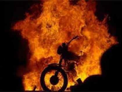 Wife beaten, father-in-law's bike set on fire | क्षुल्लक कारणावरून चिडलेल्या नवऱ्याची पत्नीला मारहाण, सासऱ्याच्या दुचाकाली लावली आग