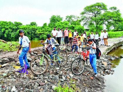 Due to the collapse of the bridge on the Banganga river, the risk will be a threat | बाणगंगा नदीवरील पूल खचल्याने धोका