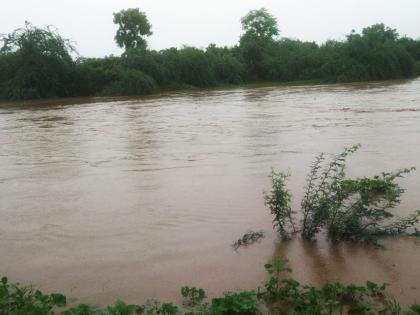 Heavy rains in Akola; River, flood to rivers, crops under water | अकोल्यात संततधार पाऊस;  नदी, नाल्यांना पूर,  पिके पाण्याखाली