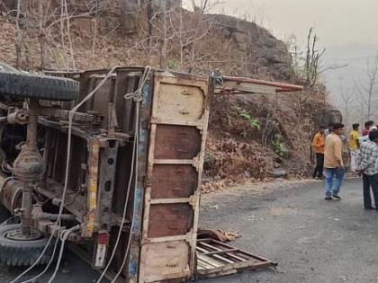 Minitruck carrying wedding party overturned, accident at Ranigaon Ghat; Death of one | लग्नाची वरात घेऊन जाणारा मिनीट्रक उलटला, राणीगाव घाटात अपघात; एकाचा मृत्यू