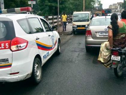 Potholes, traffic jams due to counter-road traffic | खड्डे, विरुद्ध दिशेच्या वाहतुकीमुळे 'ट्रॅफिक जाम'