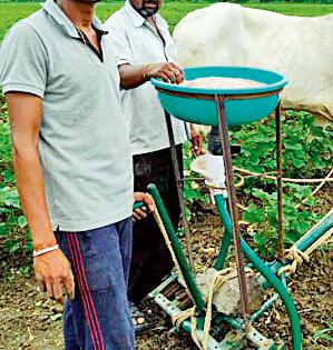 The fertilizer, sowing equipment, made by the farmer at home | शेतकºयांनी घरीच तयार केले खत, पेरणी यंत्र