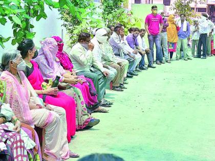 Immediate rate of immunization, second dose of seniors on waiting, immunization | लसीकरणाची कूर्मगती, ज्येष्ठांचा दुसरा डोस वेटिंगवर, लसींचा ठणठणाट