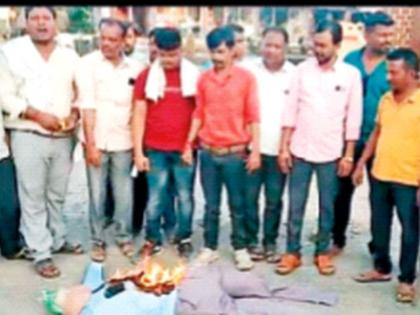 Virendra Jagtap's statue burnt by 'Prahar' | ‘प्रहार’ने जाळला वीरेंद्र जगताप यांचा पुतळा