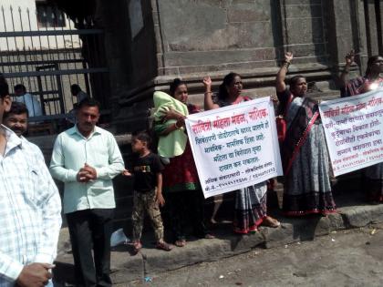 In Nashik, the protest of the wives of the widows of their wives | नाशिक मध्ये जिवंतपणी पत्नीचे श्राद्ध घालणाऱ्या पुरुषांचा निषेध