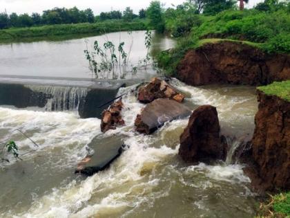 Five people jumped in Wainganga; Two rescued, one dead and two missing | वैनगंगेत पाच जणांनी घेतली उडी; दोघे बचावले, एकाचा मृत्यू तर दोन बेपत्ता