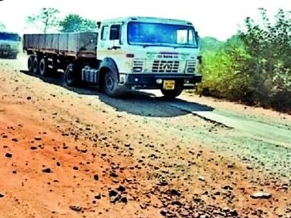 Pothole obstruction on the state highway | राज्य महामार्गावर खड्ड्यांचा अडथळा