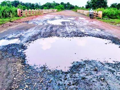 The Pavnara bridge is becoming a pothole on the highway | पवनारा पूल पोचमार्गावरील खड्डा ठरतोय जीवघेणा The Pavnara bridge is becoming a pothole on the highway | पवनारा पूल पोचमार्गावरील खड्डा ठरतोय जीवघेणा