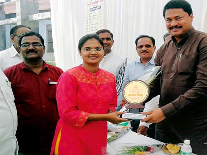 Honest students felicitate | गुणवंत विद्यार्थ्यांचा सत्कार