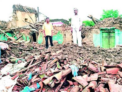 Two houses collapsed in the heavy rain | अतिवृष्टीत दोन घरे कोसळली